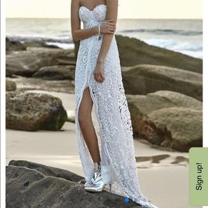 NWOT Beautiful lace beach wedding dress